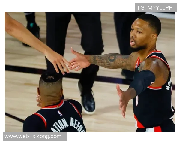 昔日双枪重聚波特兰麦科勒姆赛后与利拉德深情拥抱致敬 昔日双枪重聚波特兰麦科勒姆赛后与利拉德深情拥抱致敬